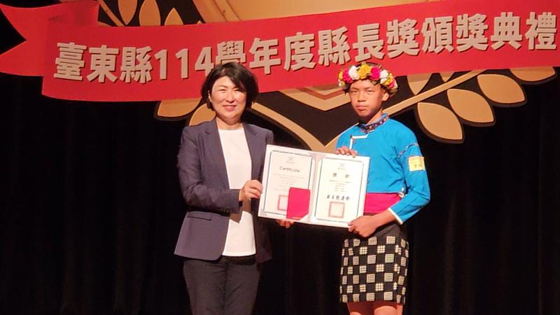 國中小應屆畢業生縣長獎頒獎，饒慶鈴勉214位得主勇敢追夢，並邀大家參加今夏台東博覽會。