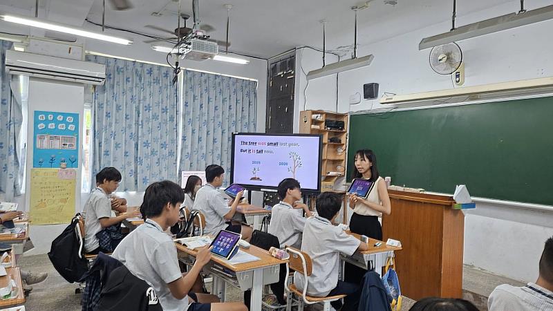 以古文照亮自我、用AI對話今昔！ 臺東全時支援輔導員公開授課 展現素養與科技融入多元風貌