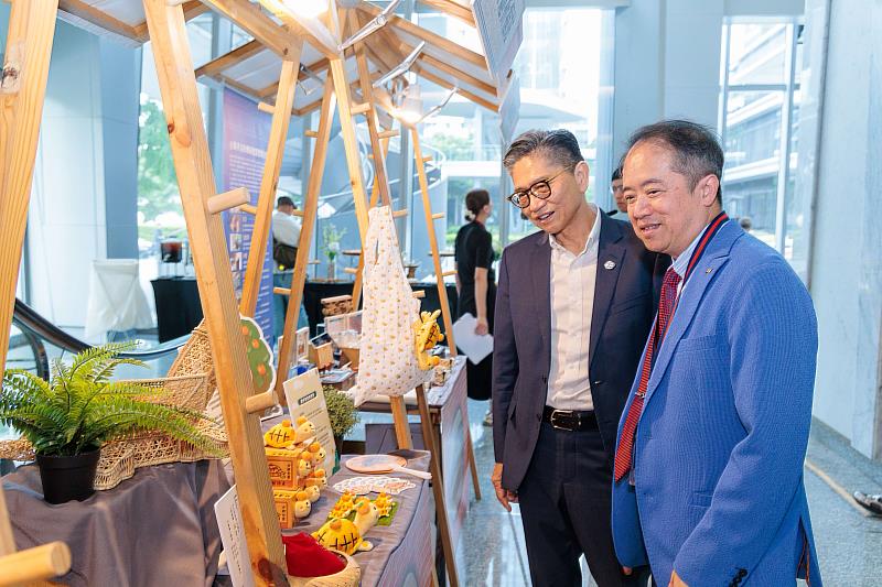 現場呈現民藝、表藝、工藝及建築修復等特色攤位，吸引貴賓與媒體駐足互動，並聆聽人員解說。圖中為雄獅旅行社黃信川董事總經理，右為全聯善美的文化藝術基金會林子文常務董事。