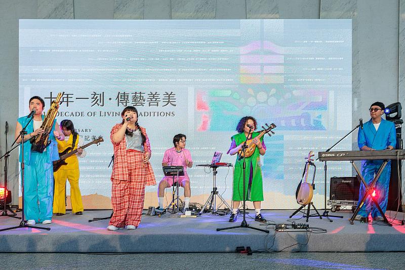 金曲樂團「A_Root 同根生」以傳統樂器融合當代編曲熱鬧開場，完美展現宜蘭傳藝園區10年的文化活力。