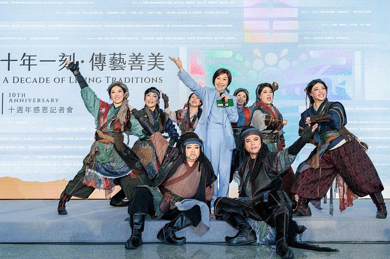 唐美雲歌仔戲團於中場帶來精彩劇作《夢在海潮那邊》，以細膩身段贏得滿堂彩。圖中為全聯善美的文化藝術基金會唐美雲董事。