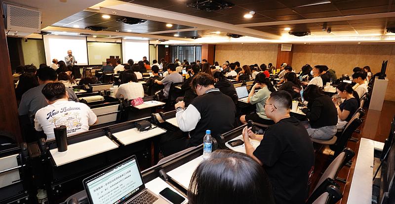 廖永源董事長分享重威企業從台灣代工走向國際品牌歷程，透過進軍NASCAR賽事成功打開全球市場。