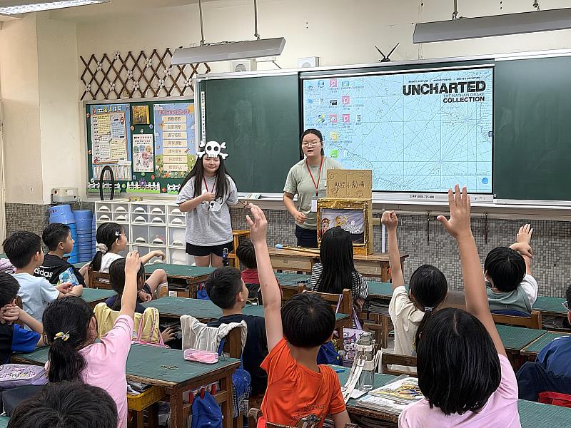元智大學學生到元生國小進行「西遊記紙芝居」故事演出。