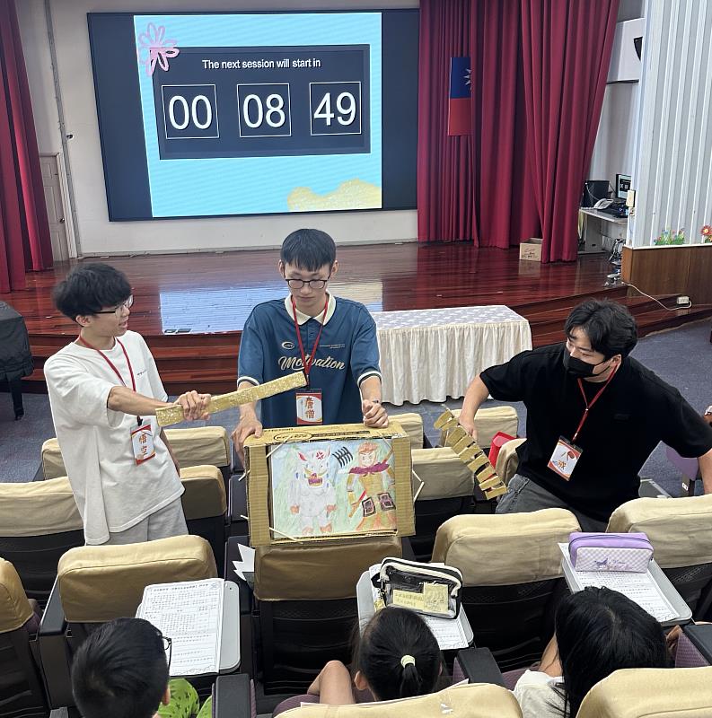 元智大學學生到元生國小進行「西遊記紙芝居」故事演出。