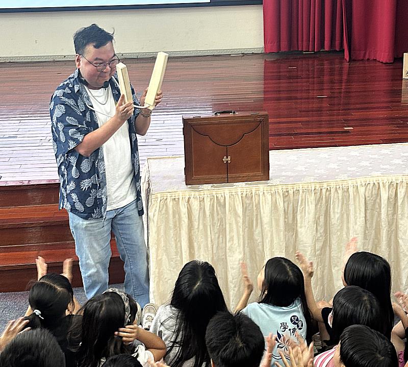 陳巍仁老師親自演出「轉轉丸小忍者」故事。