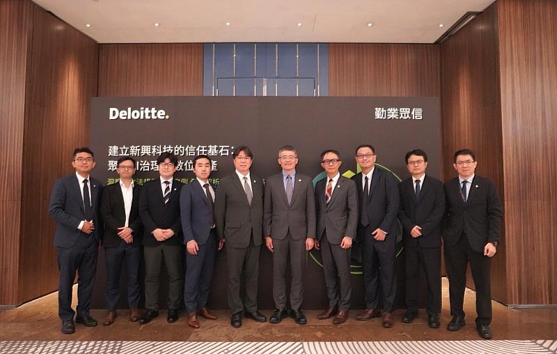 左起：勤業信資訊科技審計與確信副總經理沈政鴻、勤業眾信資訊科技審計與確信會計師謝穎維、Deloitte日本Third Party Assurance總經理吉川昌宏、Deloitte日本Digital Technology Assurance總經理上村信二、Deloitte日本Third Party Assurance資深會計師長谷友春、勤業眾信審計與確信服務營運長鄭旭然、勤業眾信金融服務產業負責人楊承修、勤業眾信審計與確信服務副營運長吳世宗、勤業眾信審計與確信服務資深執行副總經理陳威志、勤業眾信資訊科技審計與確信部資深會計師侯玉燡。