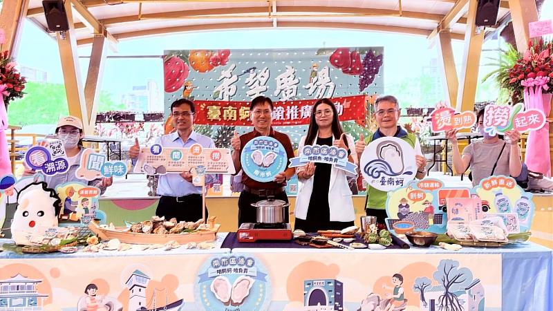 漁業署王茂城署長推薦國產牡蠣。