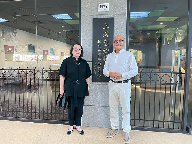 歐德強總裁子女親臨約史中心，追尋父祖輩在上海聖約翰大學的歷史足跡。