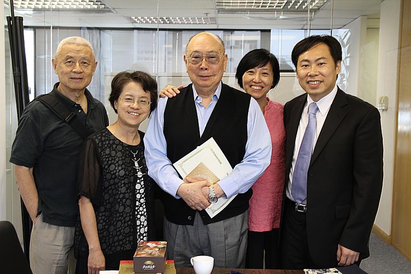 達思航空行政總裁歐德強先生（左3）於2011年接受聖約翰科大口述歷史採訪團隊採訪，開啟與聖約翰科大的緣分。左起：香港校友會陳大年學長、聖約翰科大前董事顏雪慧、歐德強總裁、數位藝文中心前主任林慧真、前副校長林嘉洤。