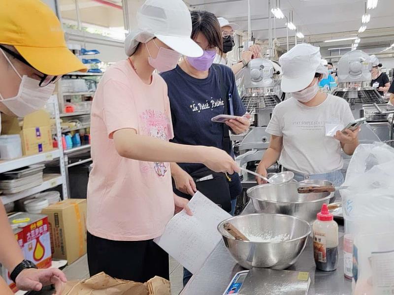 中彰投分署透過體驗烘焙活動協助身心障礙青年探索職涯並學習團隊合作。