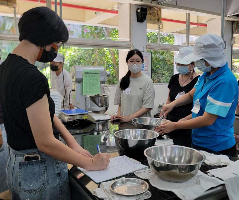 專業職評員（左1）在身心障礙青年職業探索體驗過程中觀察並撰寫評估報告，作為青年職涯規劃的參考。