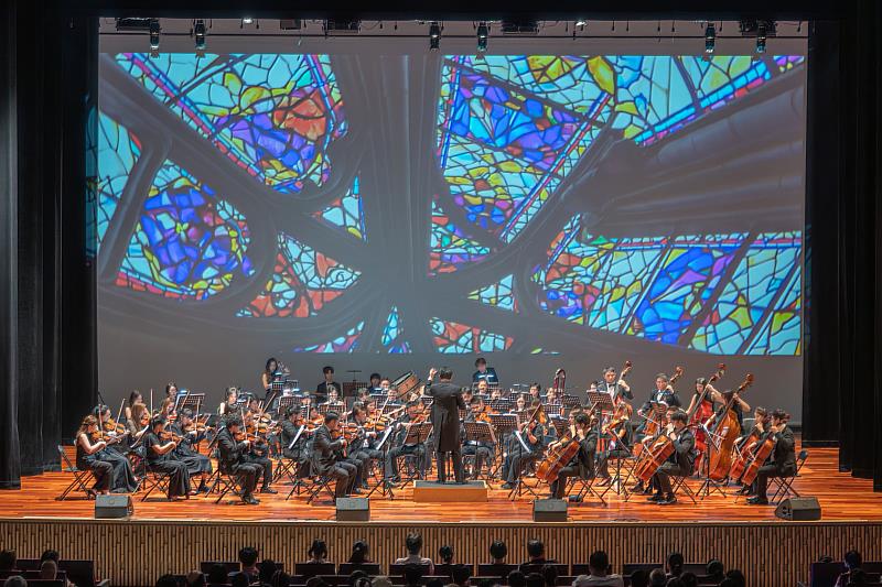 5月27日晚間在中央大學大禮堂舉辦的《時空邂逅》校慶交響音樂會，透過AI科技演奏出大師未完成的樂章。