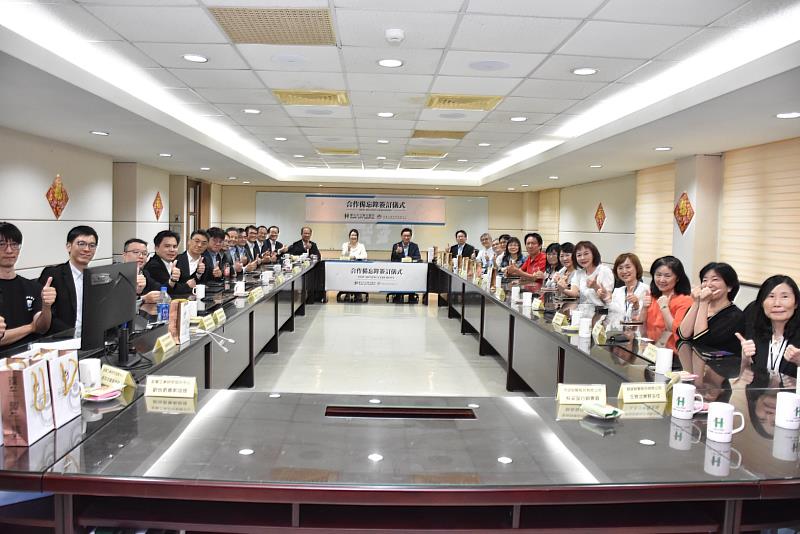 金屬中心與臺北市立聯合醫院舉行合作備忘錄（MOU）簽署，由董事長劉嘉茹（正中左）與總院長王智弘（正中右）率領雙方團隊，進行合作交流。