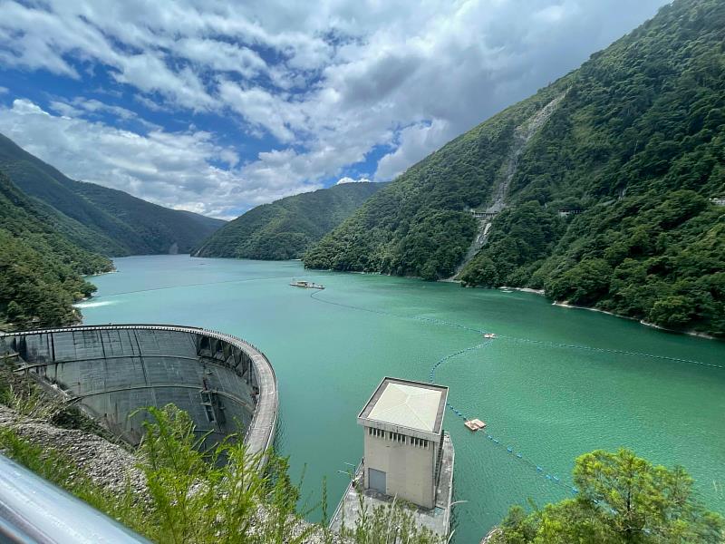 光明抽蓄水力計畫是以既有德基、谷關水庫作為上下池，利用水位落差進行循環發電。圖為德基水庫。