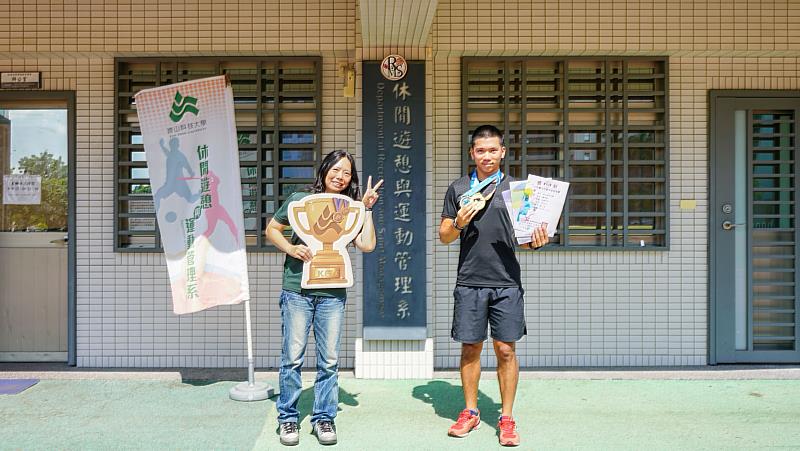 魏浩倫(右)競賽表現出色，他也感謝就讀休運系時獲得陳秀花主任(左)諸多的協助與支持