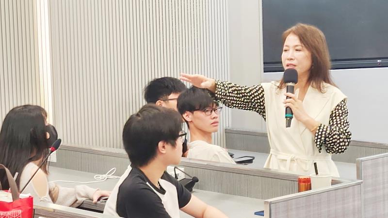 圖三、王瑞芹老師請現場同學試著勇於表達。