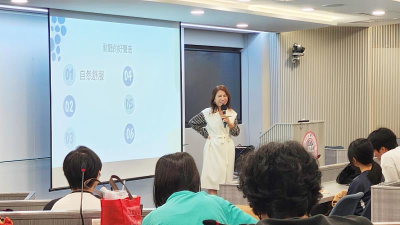 圖二、王瑞芹老師演講。