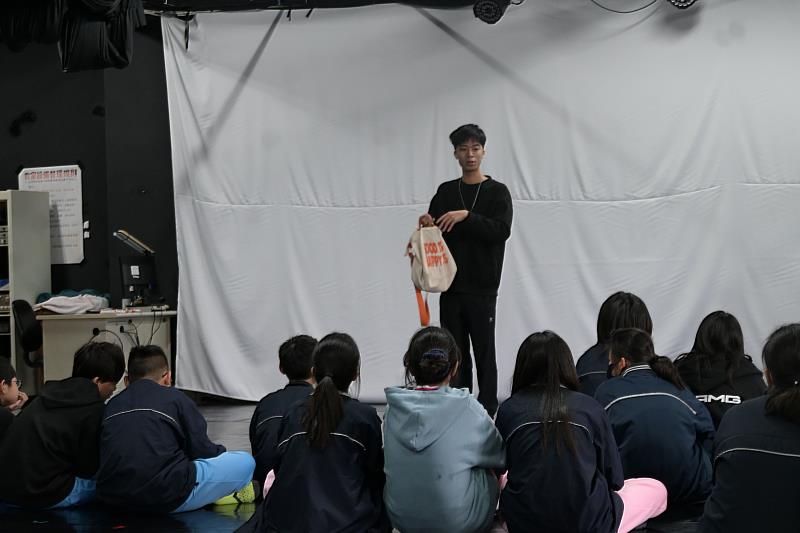 南大戲劇系學生於課堂中運用教師入戲與互動教學策略，引導國中生表達內心感受與情緒想法。
