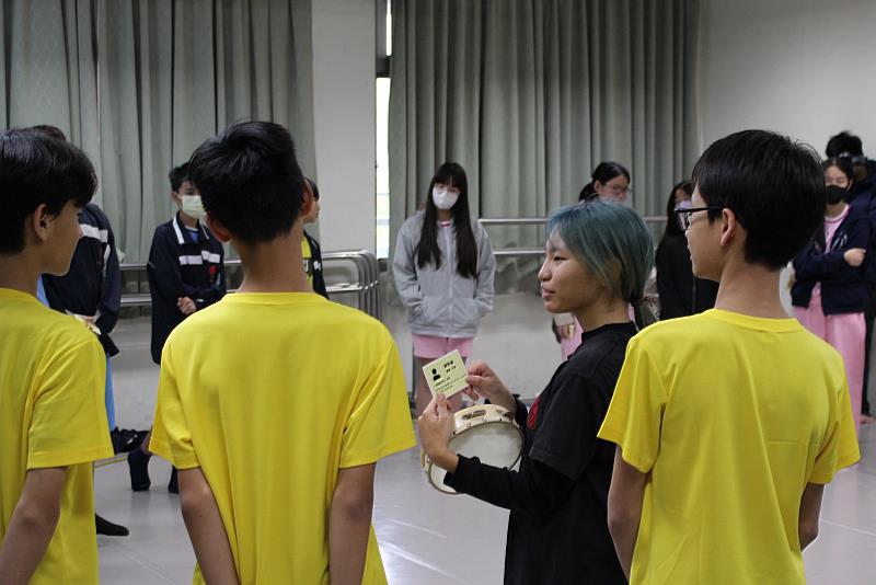 南大戲劇系進行戲劇教育實作課程，國中生透過情境互動與即興表演，學習從不同視角理解生命經驗。
