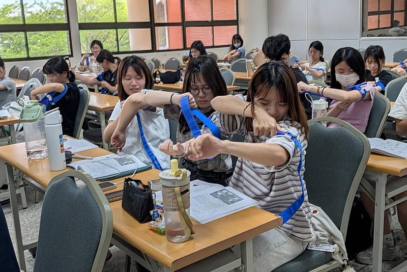 南大師生參與基本救命術考照課程,學習傷口包紮與止血帶使用,建立正確急救觀念與安全意識。
