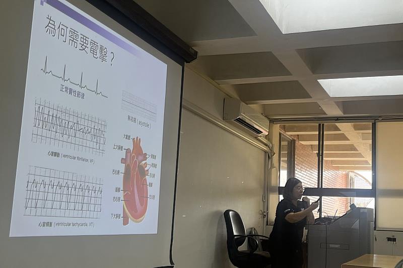南大邀請紅十字會專業教練指導AED操作流程，透過情境模擬與實作課程，提升師生緊急救護能力。