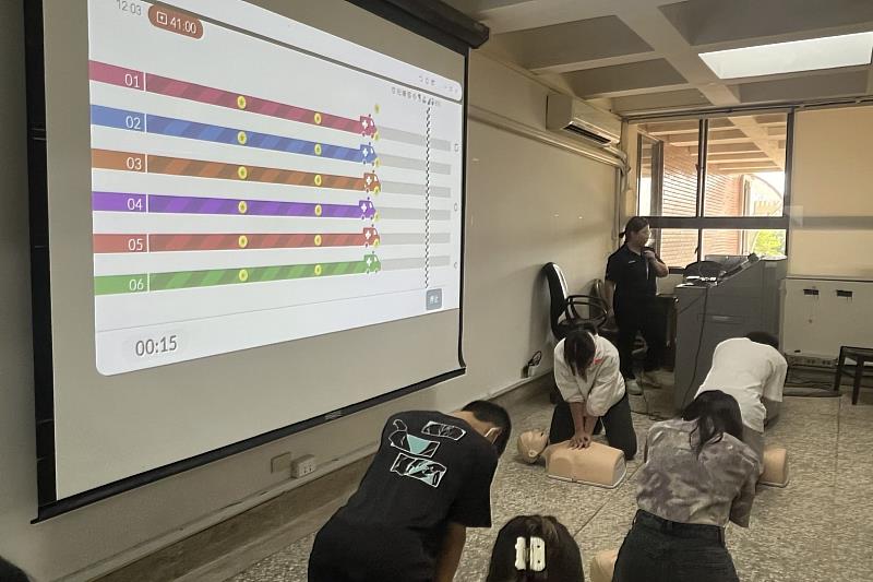 南大衛保組辦理基本救命術研習，師生實際演練CPR心肺復甦術，強化校園急救知能與第一時間應變能力。