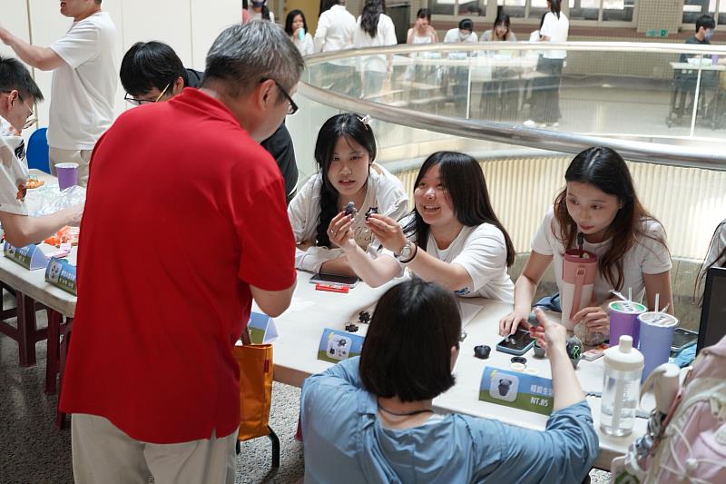 南大教育系教科組學生於3D列印市集中向參觀師生介紹作品特色與設計理念，展現科技融入教學的創意表達與解說能力。