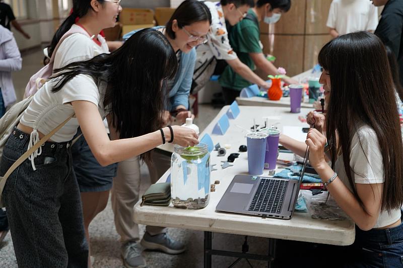南大教育系教科組學生結合3D列印與互動小遊戲設計，透過市集展示創意實作成果，呈現教育科技融入生活與學習的多元應用。