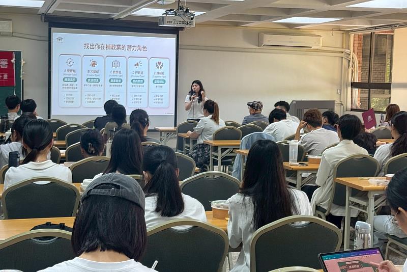 南大校友張怡婷主任分享兼任行政與教學工作的實務經驗，帶領學生認識補教產業多元工作樣態與職場需求。