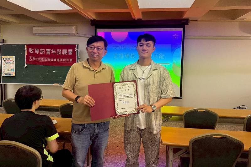 南大校友服務中心劉哲宏主任(左)頒發感謝狀予校友黃昱翔老師，感謝返校分享補教現場經驗，協助學生認識教育產業職涯。