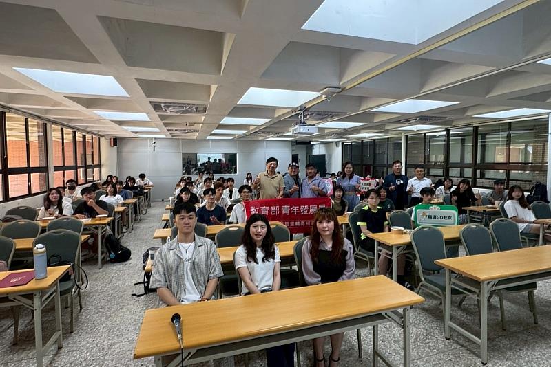 南大校友服務中心與臺南市補習教育聯合會共同辦理補教職涯分享會，吸引眾多師生參與，現場合影展現交流熱度。