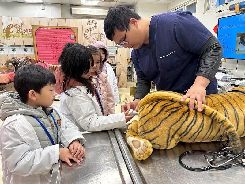小小獸醫與水陸探險家五日營隊由獸醫養成開始，讓孩子們解鎖獸醫身份。圖/六福旅遊集團提供