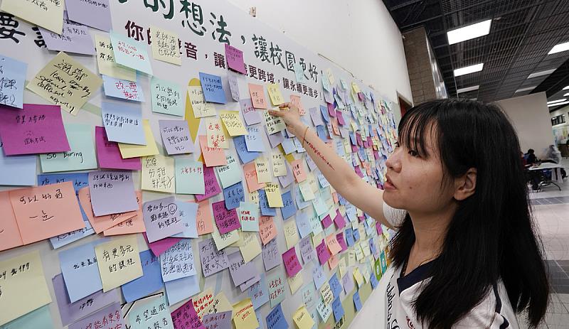 活動現場設置「永續校園倡議牆」，學生以便利貼寫下對通識課程、跨域學習及校園永續環境的想法與建議。