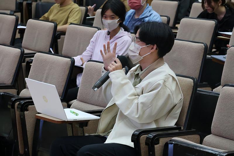 南大學生於講座中踴躍回應提問，從AI、焦慮與未來方向等議題出發，展現對自我探索與社會變化的關注。