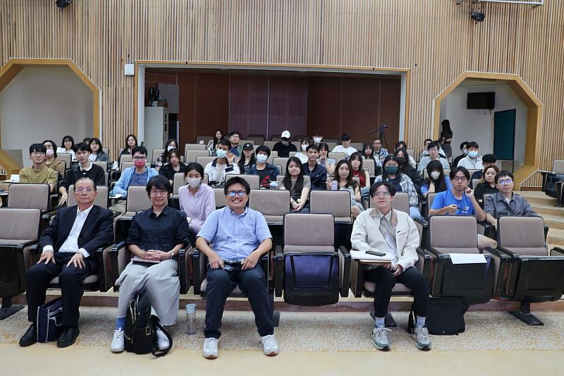 南大通識教育中心舉辦「AI時代,守住迷霧中的自己」博雅講座,邀請講師與師生共同探討AI時代下的學習、自我探索與人文價值。