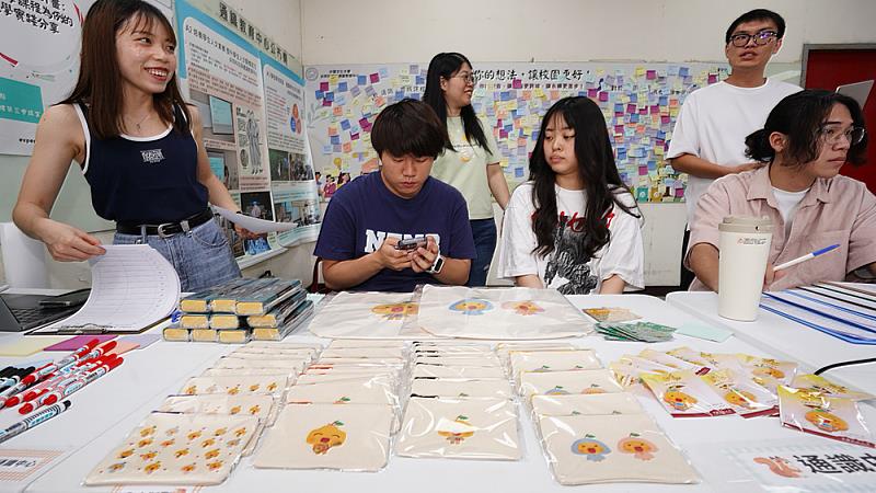 「通識跨域成果展 × 永續校園倡議」同步展出學生跨域學習成果，呈現創意與多元能力，展現文化大學推動全人教育成果。