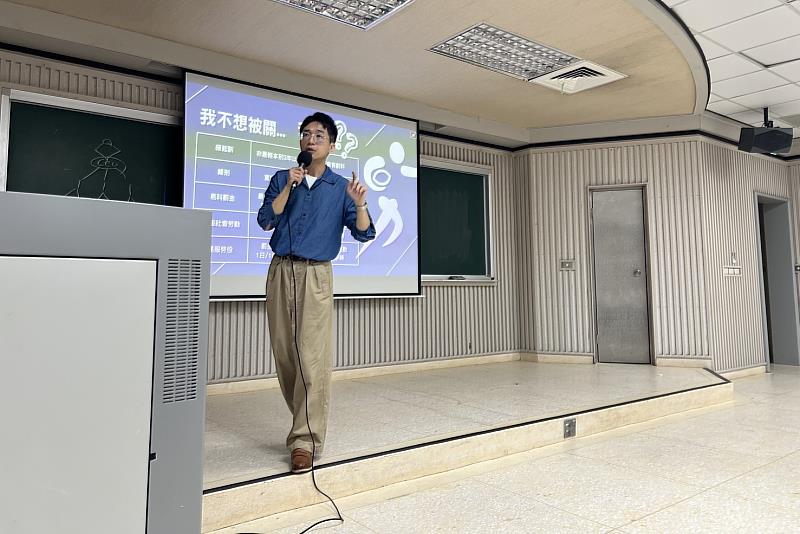 臺中市政府法制局陳信達編審於南大體育系專題講座中，透過真實案例解析常見詐騙手法，提升學生法律素養與風險辨識能力。