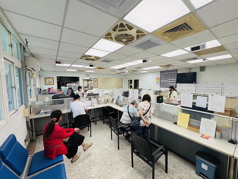 目前除收費櫃檯外，共有6個櫃檯可辨理業務
