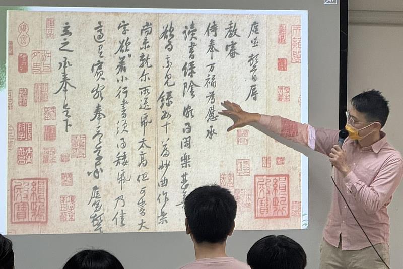 葉曄書法家於南大國文系講座中透過實物投影示範握筆與控筆技巧，並帶領近百位學生體驗超長鉛筆書寫的趣味與要領。