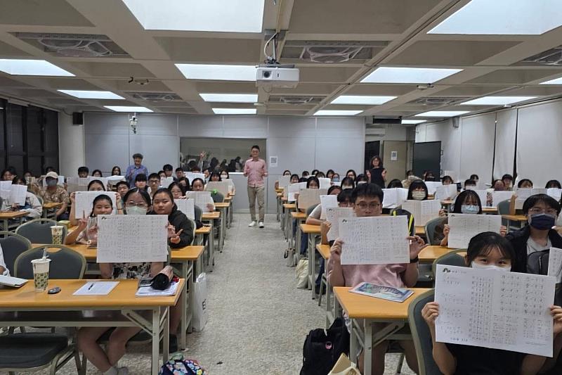 南大國文系感謝台積電文教基金會、孫運璿人文科技紀念館及林心正教育基金會協力推廣硬筆書法教育，共同深化學生文字美感素養。