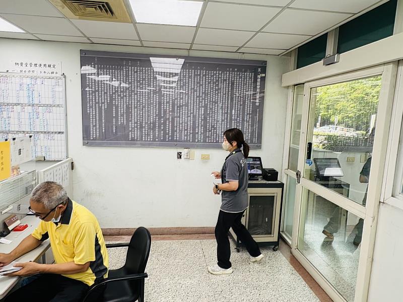 民眾或業者進入服務中心先取號