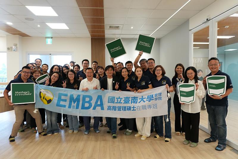 南大EMBA師生走訪馬修嚴選品牌體驗館，透過企業參訪深化管理教育與永續經營視野，留下交流合影。