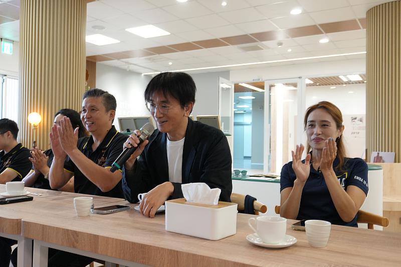 南大管理學院劉子歆院長陪同EMBA學生參訪企業場域，結合理論與實務，深化高階管理教育內涵。