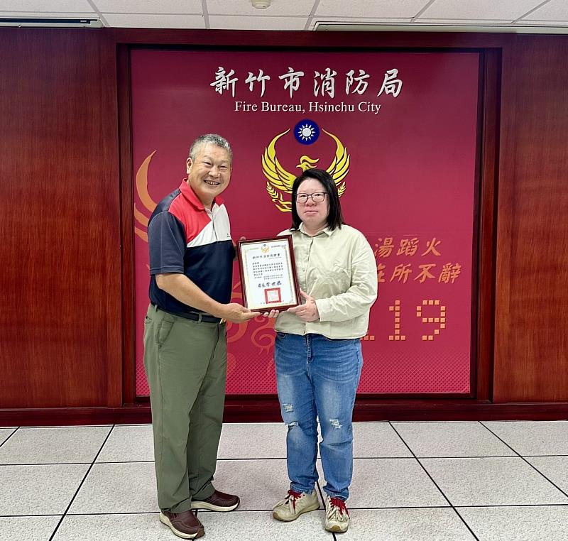 竹市消防局彭忠禮主任秘書(左)頒予義消婦女大隊徐美惠大隊長(右)加入小組運作。