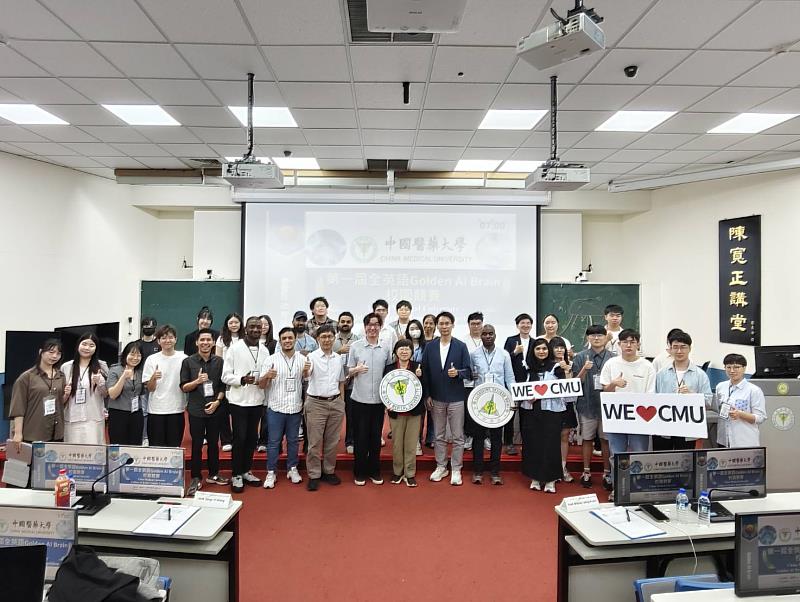 國際處副處長林靜茹教授主持開幕式與入圍決決賽團隊合影。