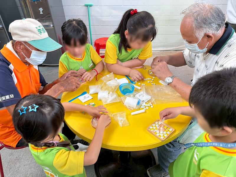 老幼並肩完成手作,孩子注視激發長輩「不能放棄」的榮譽尊嚴。