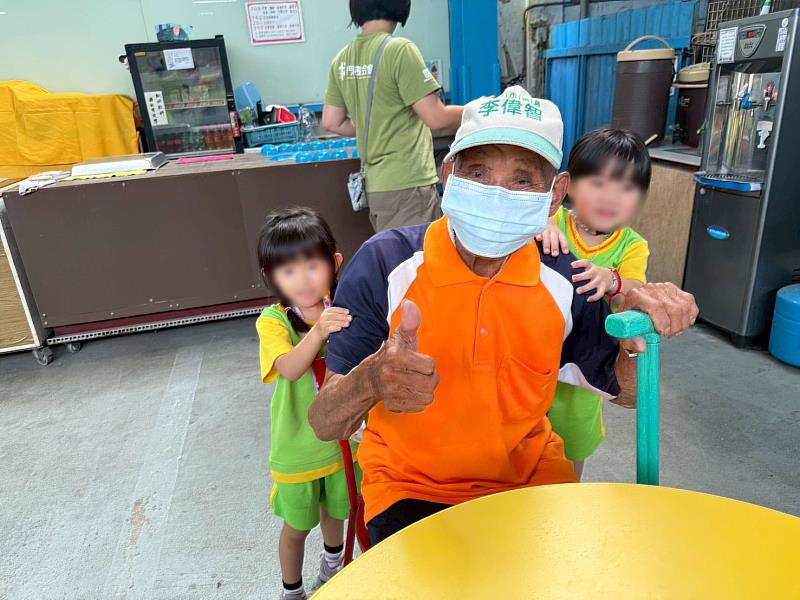 和順幼兒園孩子貼心為長輩搥背，童稚及笑聲成最好的純天然處方。