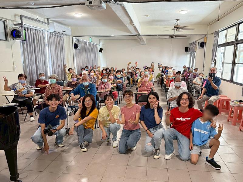 台南在地「微笑音樂教育中心」師生帶來音樂療育，長輩跟著節奏重拾滿滿精神與活力。
