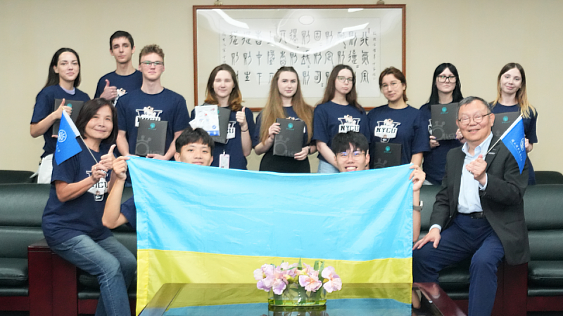NYCU President Chi-Hung Lin (front right), program lead Kuei-Ann Wen (front left), teaching assistants, and Ukrainian students pose for a group photo during the “Belight AI Semiconductor” education initiative.