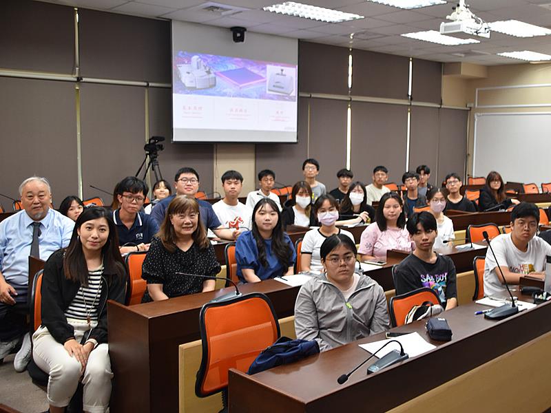 南華大學舉辦半導體論壇匯聚國際產學能量，展現科技人才培育實力，與會師生合影 。